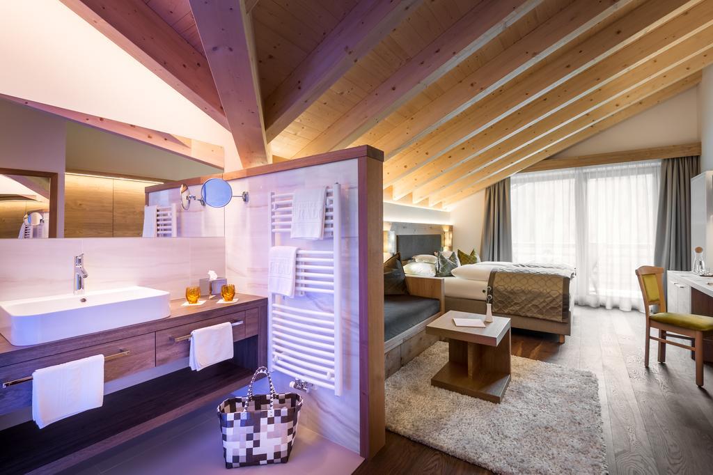 Hotel La Fradora - Dolomites Hotel ซานกัสซิอาโน ภายนอก รูปภาพ